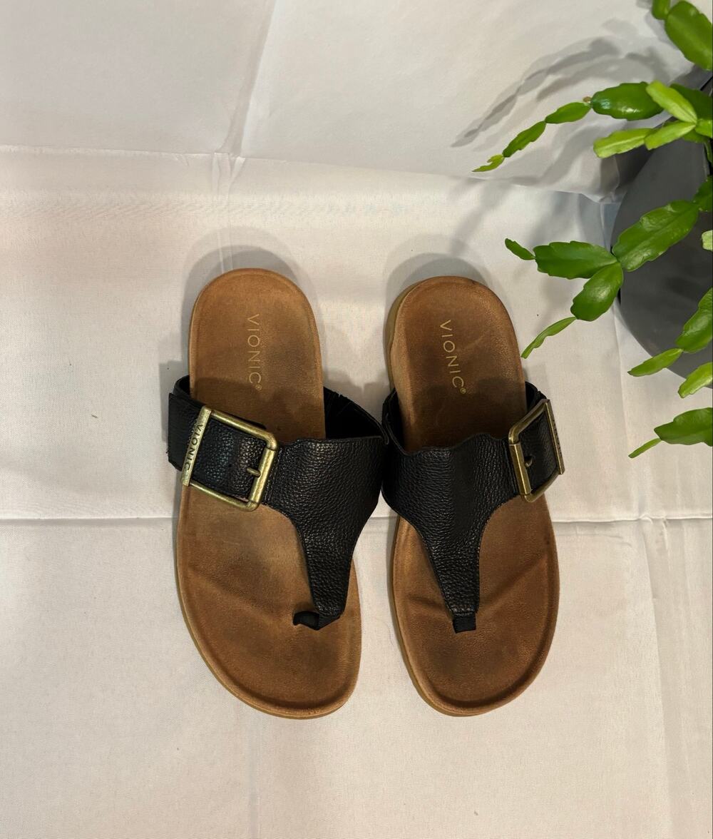 Women’s Black Pebbled Leather Buckle Vionic Emma Toe Post Sandal, size 9